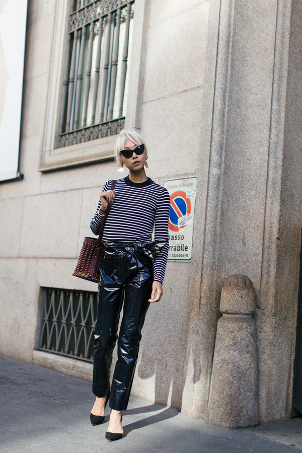  Mẫu quần da bóng đi kèm đai lưng ton-sur-ton sẽ tạo nên điểm nhấn nhá ấn tượng cho set đồ dạo phố.