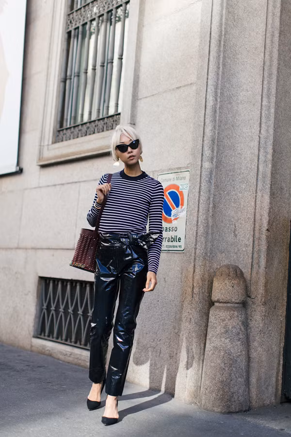  Mẫu quần da bóng đi kèm đai lưng ton-sur-ton sẽ tạo nên điểm nhấn nhá ấn tượng cho set đồ dạo phố.