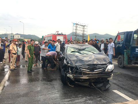  Khi ô tô được kéo lên bờ thì anh Hòa đã tử vong