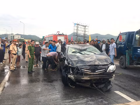  Khi ô tô được kéo lên bờ thì anh Hòa đã tử vong