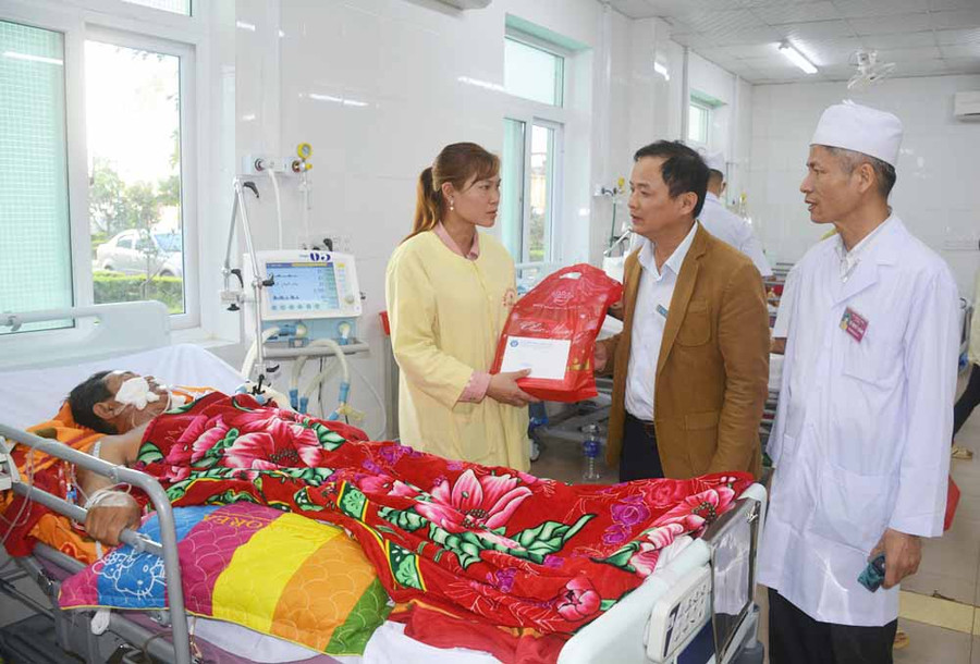 Lãnh đạo BHXH Gia Lai thăm, tặng quà cho bệnh nhân trong dịp Tết. Ảnh: Như Nguyện