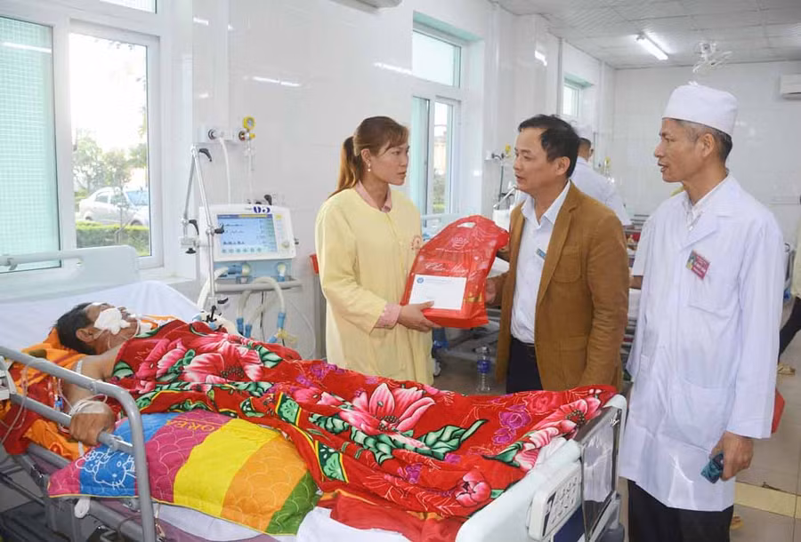 Lãnh đạo BHXH Gia Lai thăm, tặng quà cho bệnh nhân trong dịp Tết. Ảnh: Như Nguyện