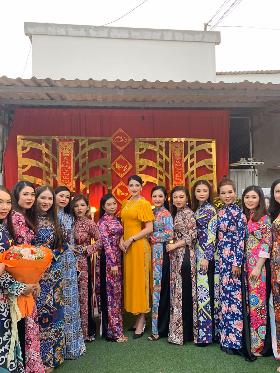 Hoa hậu Trái đất Phương Khánh lại diện bộ áo dài cách tân để dự buổi lễ đoàn tụ gia đình ở Bến Tre cách đây ít hôm. Mẫu thiết kế màu vàng với phần tay bồng theo phong cách quý phái, được Phương Khánh kết hợp với chuỗi ngọc trai đeo cổ.