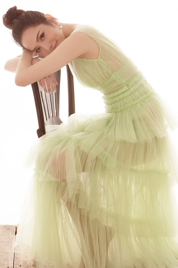 Những đường xếp nếp cầu kỳ bằng voan lưới tạo vẻ mong manh, gợi cảm cho người đẹp. Những đường xếp nếp cầu kỳ bằng voan lưới tạo vẻ mong manh, gợi cảm cho người đẹp.