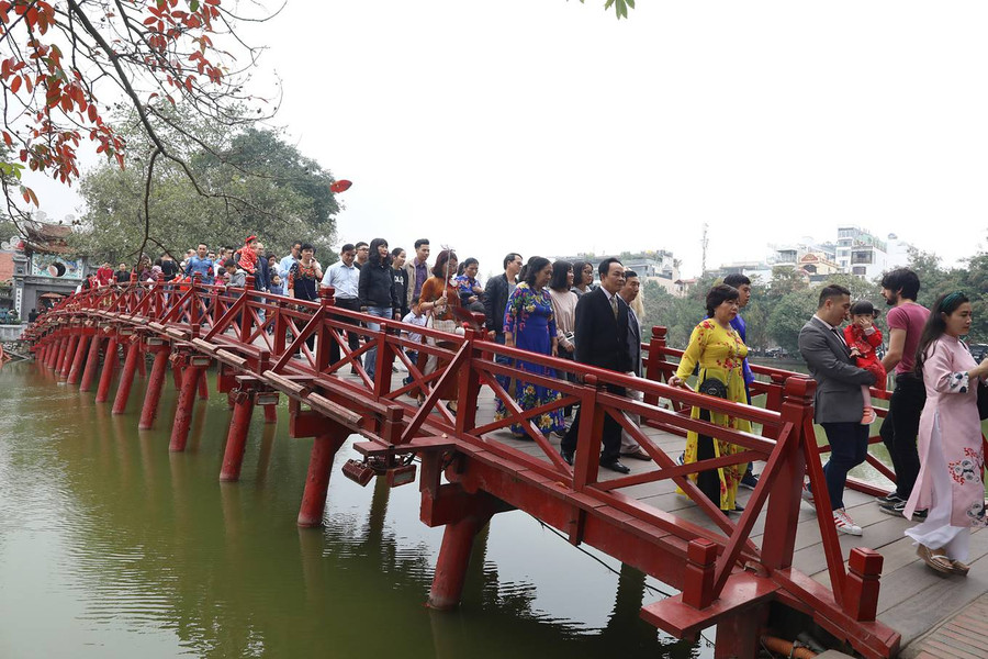  Tiết trời thủ đô vào sáng mùng một Tết mát mẻ và có nắng nhẹ. Nhiều người dân chọn đền Ngọc Sơn để đi lễ đầu năm.