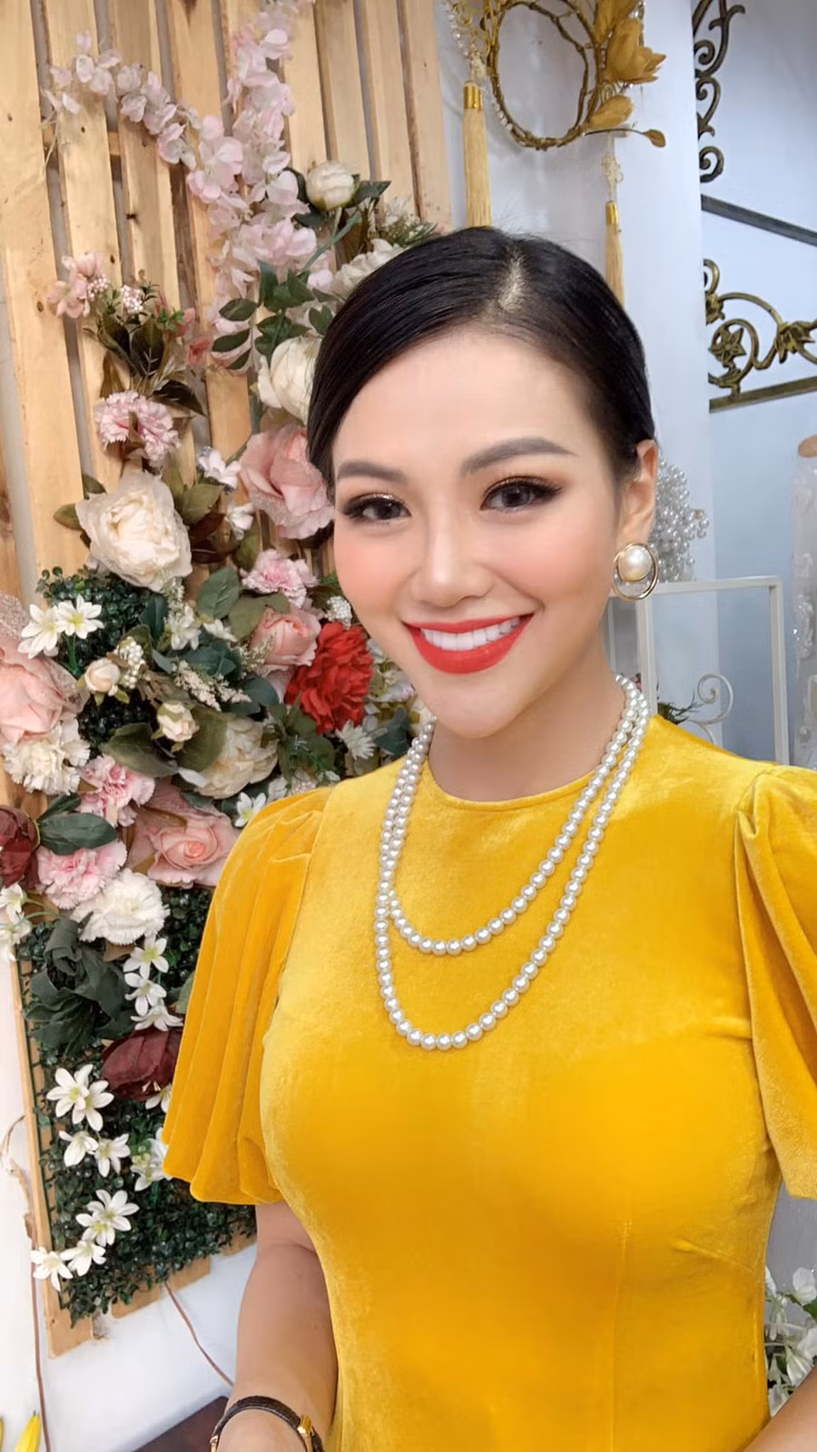 Hoa hậu được anh trai của mình trang điểm kỹ trước buổi lễ. Dù có ý kiến cho rằng phong cách này khiến cô hơi già dặn, nhưng đó cũng là dụng ý của Phương Khánh khi hóa thân thành quý cô miền Nam trong tà áo dài.