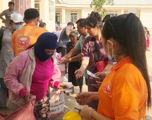 Mạnh thường quân trao quà cho các hộ khó khăn. Ảnh: Như Nguyện Mạnh thường quân trao quà cho các hộ khó khăn. Ảnh: Như Nguyện