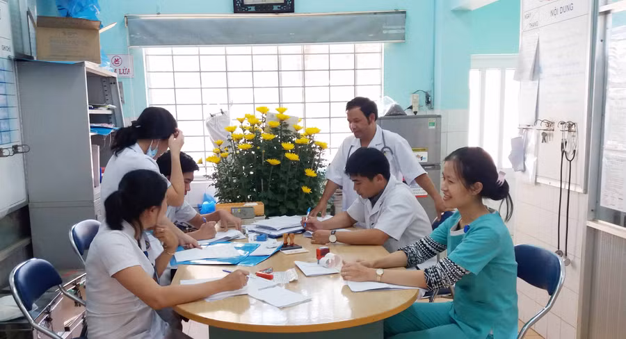 Những giờ nghỉ ngơi hiếm hoi của các bác sĩ Khoa Cấp cứu- Bệnh viện Đa khoa tỉnh ngày cận Tết. Ảnh: Như Nguyện