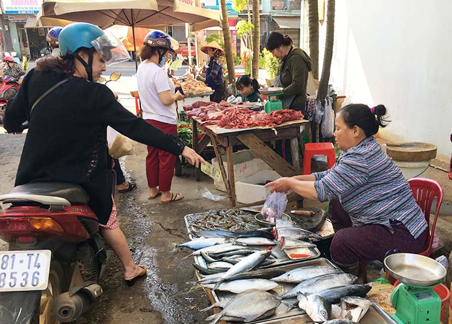  Thủy sản là mặt hàng vẫn còn “neo” giá cao trong những ngày sau Tết. Ảnh: V.T