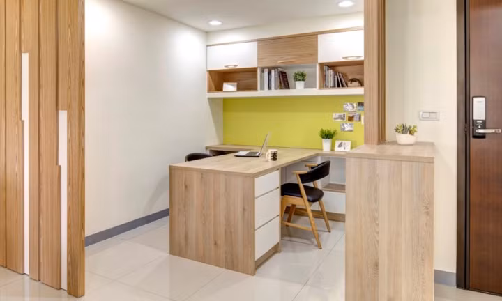 Mảng tường màu xanh xóa tan cảm giác nhàm chán cho khu vực làm việc.