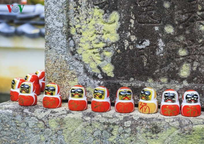 Việc cầu xin sự may mắn với Daruma tại chùa Katsuo-ji còn được gọi là Kachi-daruma. Sự linh thiêng của ngôi chùa không chỉ thu hút người Nhật mà còn hấp dẫn du khách đến từ khắp nơi trên thế giới.