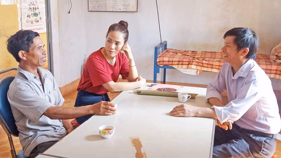  Anh Uyn (bìa trái) đang báo cáo về tình hình phòng-chống sốt rét trên địa bàn cho lãnh đạo Trạm Y tế xã Ia Chía. Ảnh: N.N