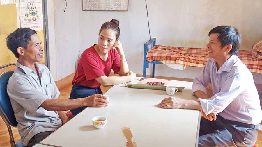  Anh Uyn (bìa trái) đang báo cáo về tình hình phòng-chống sốt rét trên địa bàn cho lãnh đạo Trạm Y tế xã Ia Chía. Ảnh: N.N