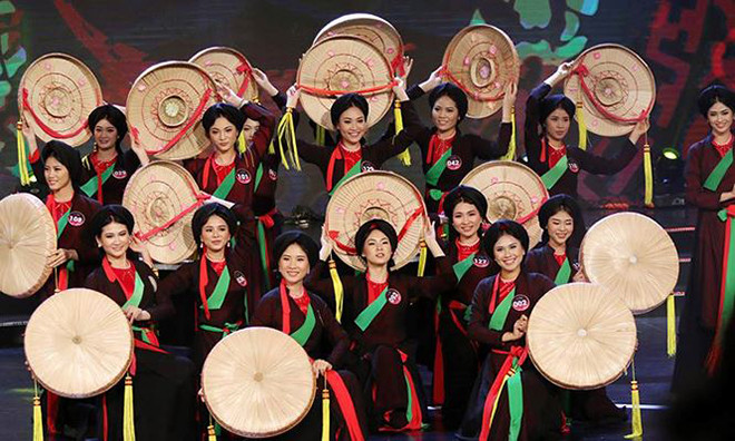  26 thí sinh xuất hiện mở màn đêm chung kết trong trang phục áo tứ thân và làn điệu quan họ - hợp xướng