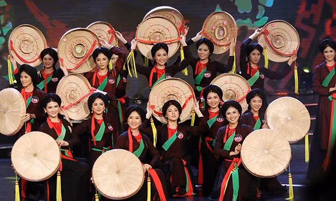  26 thí sinh xuất hiện mở màn đêm chung kết trong trang phục áo tứ thân và làn điệu quan họ - hợp xướng