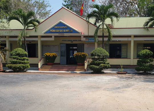  Phòng GD-ĐT huyện Buôn Đôn nơi ông D. công tác