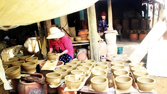Những thợ gốm hiếm hoi còn giữ nghề ở làng gốm cổ