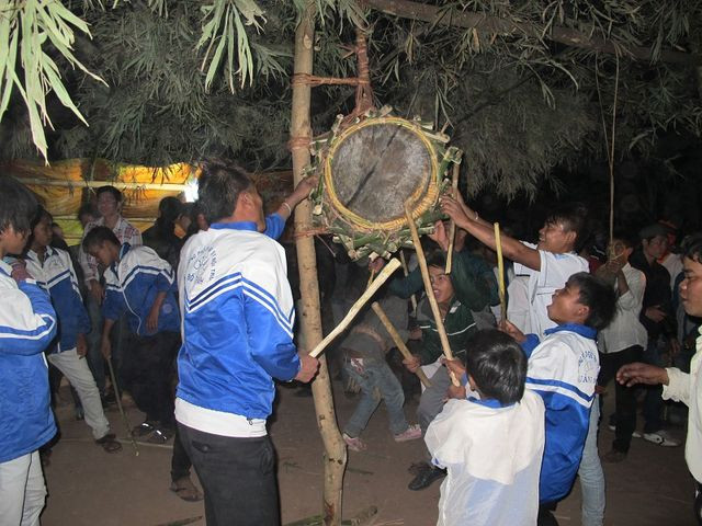 Lễ hội đập trống được người Ma Coong xem là việc quan trọng nhất , đây cũng có thể nói là cái Tết truyền thống của họ.