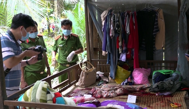 Công an khám nghiệm hiện trường vụ án. Ảnh: CAND