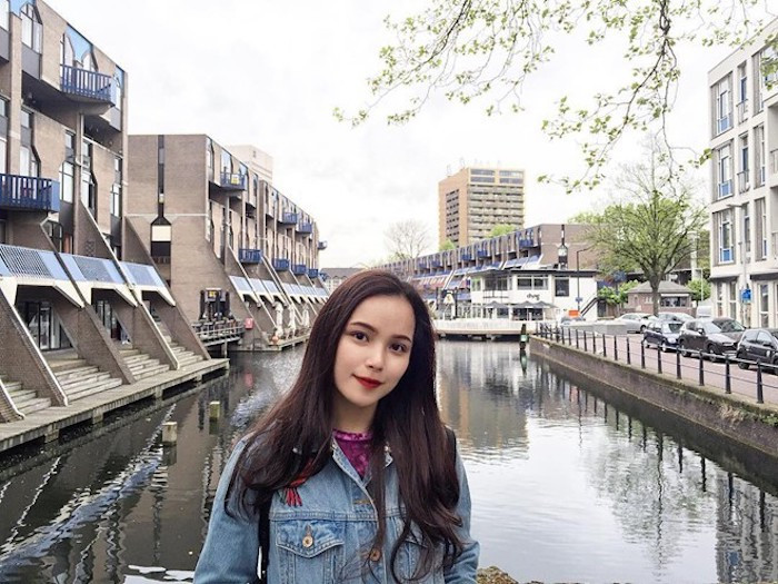 Phương Linh cho biết, em cảm thấy rất hồi hộp và cũng vinh dự khi lần đầu tiên được tiếp xúc và tặng hoa cho một nguyên thủ quốc gia, đặc biệt lại là Tổng thống Mỹ Donald Trump. Sau khi tặng hoa Tổng thống Mỹ Donald Trump, nhiều bạn bè đã chia sẻ hình ảnh và gửi lời chúc mừng cô bạn này trên mạng xã hội. Phương Linh cho biết, em cảm thấy rất hồi hộp và cũng vinh dự khi lần đầu tiên được tiếp xúc và tặng hoa cho một nguyên thủ quốc gia, đặc biệt lại là Tổng thống Mỹ Donald Trump. Sau khi tặng hoa Tổng thống Mỹ Donald Trump, nhiều bạn bè đã chia sẻ hình ảnh và gửi lời chúc mừng cô bạn này trên mạng xã hội.