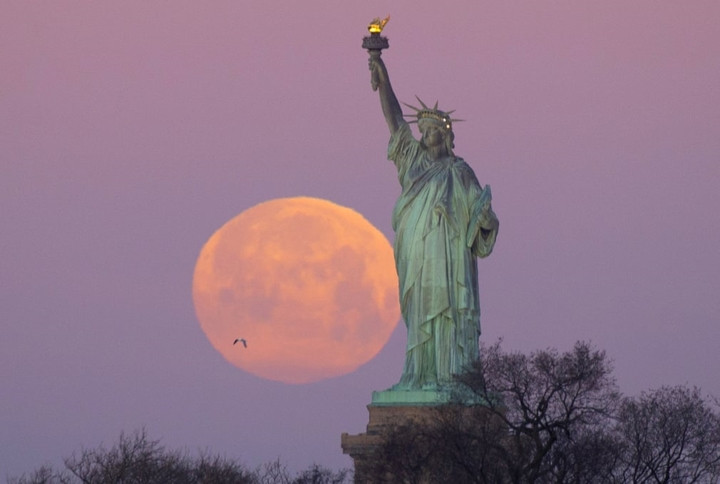  Siêu trăng bên tượng Nữ thần tự do ở thành phố New York, Mỹ. 