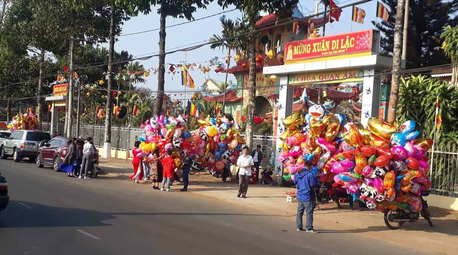 Người dân đi lễ tại chùa Quan Âm (TP. Pleiku). Ảnh: Nguyễn Tú