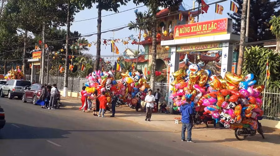 Người dân đi lễ tại chùa Quan Âm (TP. Pleiku). Ảnh: Nguyễn Tú