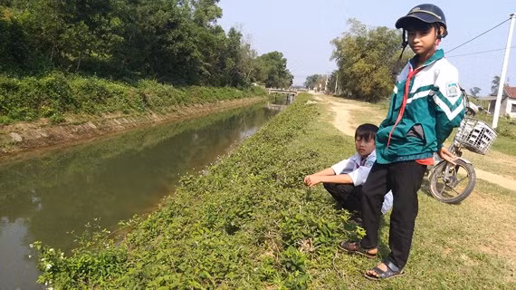 Chương và Anh tại hiện trường cứu sống 2 em nhỏ bị đuối nước