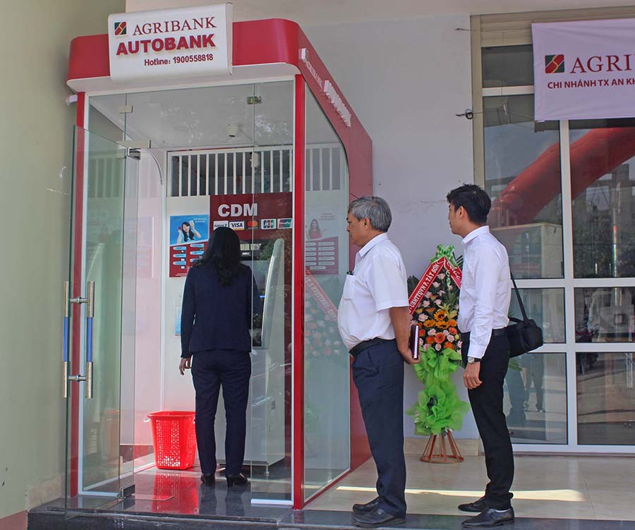  Khách hàng giao dịch tại máy CDM. Ảnh: S.C