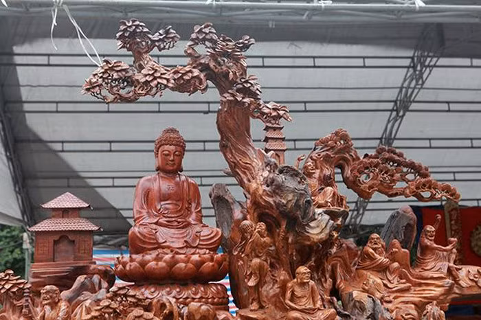 Phần cây tùng và tượng phật phía trên là ghép vào. Phần cây tùng và tượng phật phía trên là ghép vào.