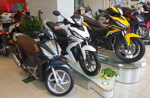 Sau Tết, để kích cầu, nhiều đại lý đã phải tung các chương trình tặng quà hay giảm giá xe. Sau Tết, để kích cầu, nhiều đại lý đã phải tung các chương trình tặng quà hay giảm giá xe.