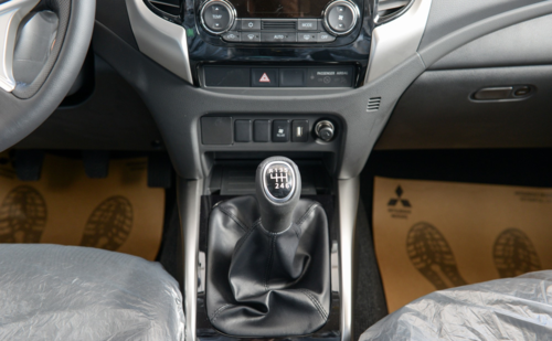 Hộp số sàn 6 cấp trên Pajero Sport. Hộp số sàn 6 cấp trên Pajero Sport.