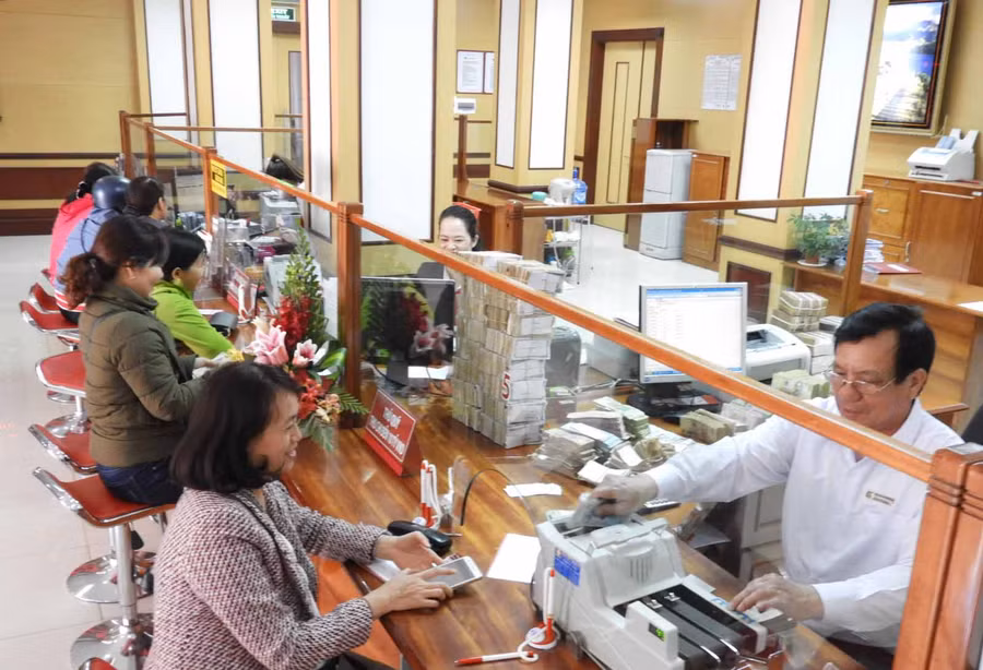 Giao dịch đầu năm tại Ngân hàng Nông nghiệp và PTNT tỉnh. Ảnh: Thanh Nhật
