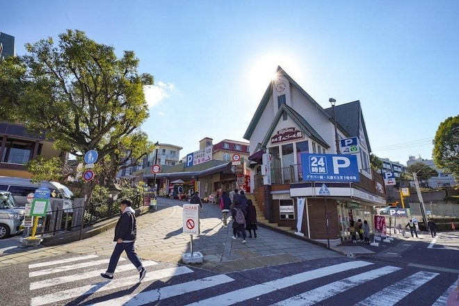  Đường đi lên cụm những di sản tôn giáo và vườn Glover có những con dốc nhỏ quanh co với các cửa hàng bán đồ lưu niệm đặc trưng địa phương. Đây cũng là cuộc du ngoạn thú vị cho những du khách có thời gian lang thang.