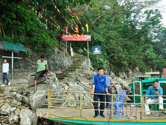 Lênh đênh trên hồ Thác Bà khoảng 1 giờ đồng hồ là tới động Thủy Tiên - một trong những động đẹp trong vùng hồ.