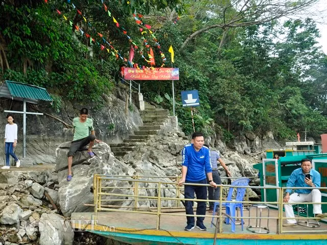 Lênh đênh trên hồ Thác Bà khoảng 1 giờ đồng hồ là tới động Thủy Tiên - một trong những động đẹp trong vùng hồ.