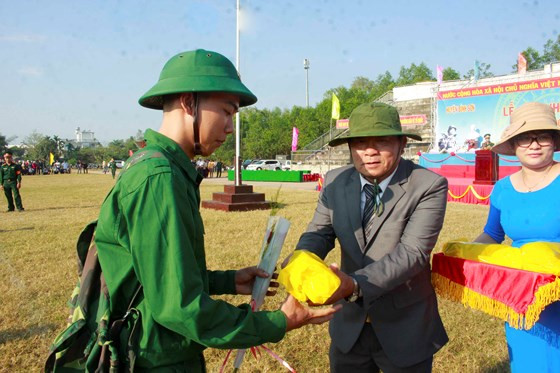 Những món quà cùng với hoa là lời nhắn nhủ các thanh niên lên đường hoàn thành tốt nghĩa vụ quân sự. Ảnh: NGUYỄN TRANG