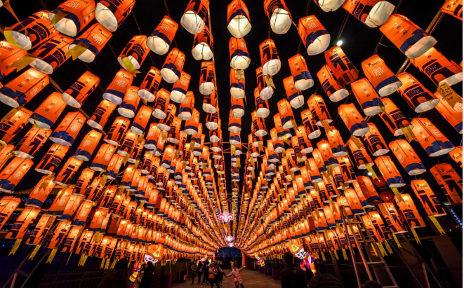  Du khách thích thú bước đi dưới đường hầm đèn lống ở tỉnh Thiểm Tây, Trung Quốc. (Ảnh: Reuters)