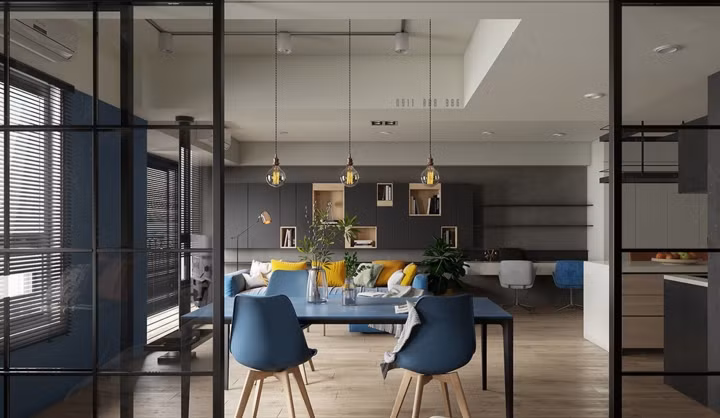 Đèn treo mặt dây chuyền làm nổi bật khu vực bàn ăn.