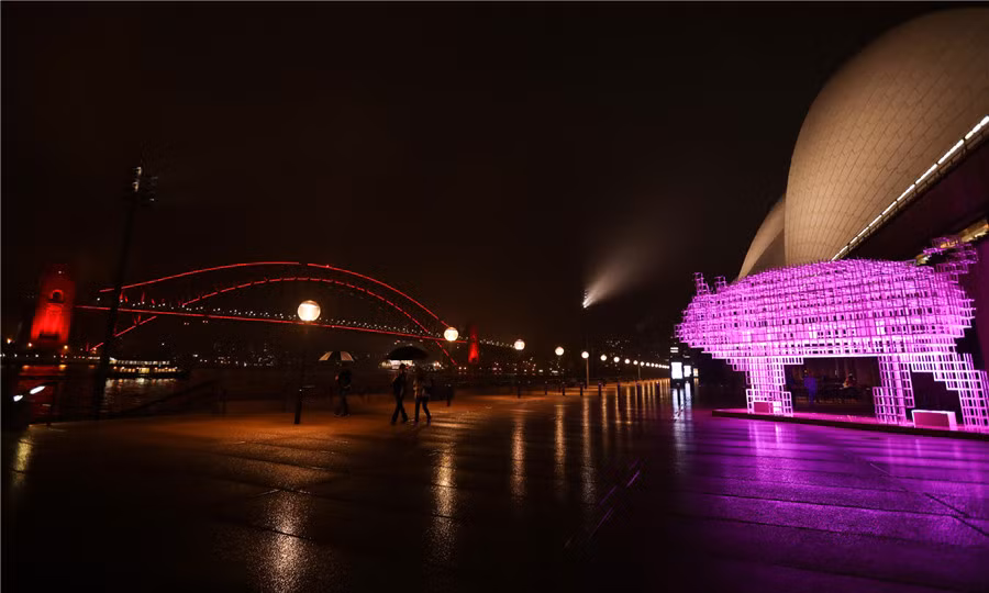  Cầu cảng Sydney trang hoàng rực rỡ để chào đón Tết Nguyên Đán. (Ảnh: Tân Hoa Xã)