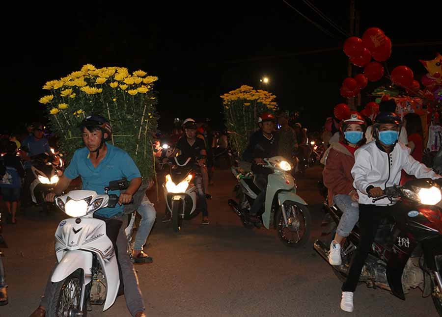 Tối 30 Tết người dân tập nập đi chơi và mua hoa trưng Tết. Ảnh: Ngọc Minh