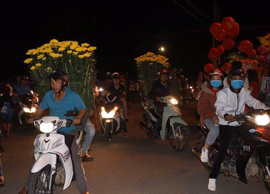 Tối 30 Tết người dân tập nập đi chơi và mua hoa trưng Tết. Ảnh: Ngọc Minh