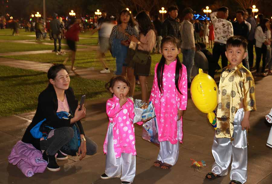  Các em nhỏ được cha mẹ đưa đi xem lễ hội giao thừa