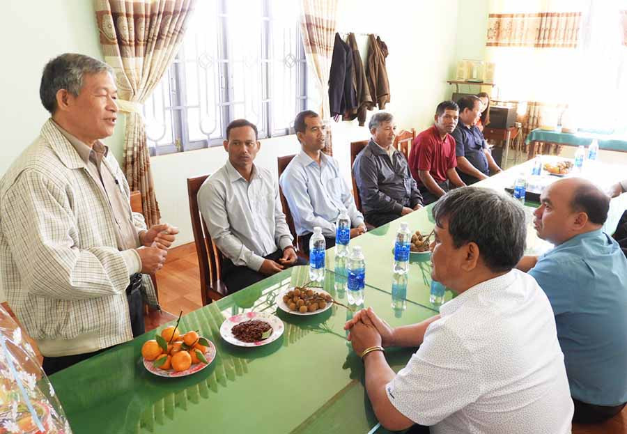 Lãnh đạo MTTQ tỉnh thăm các chi hội Tin lành nhân dịp Lễ Giáng sinh. Ảnh: T.N