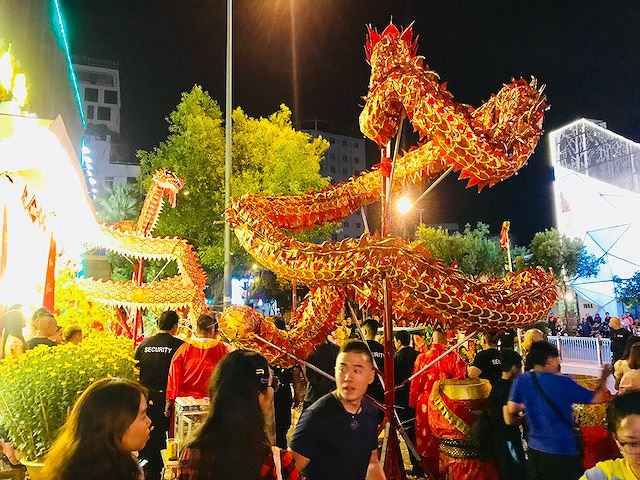  Múa Lân-Sư-Rồng là một môn nghệ thuật múa dân gian đường phố có nguồn gốc từ Trung Quốc, thường được biểu diễn trong các dịp lễ hội, đặc biệt là Tết Nguyên Đán và Tết Trung Thu. Ba con thú này tượng trưng cho thịnh vượng, phát đạt, hạnh phúc và hanh thông.