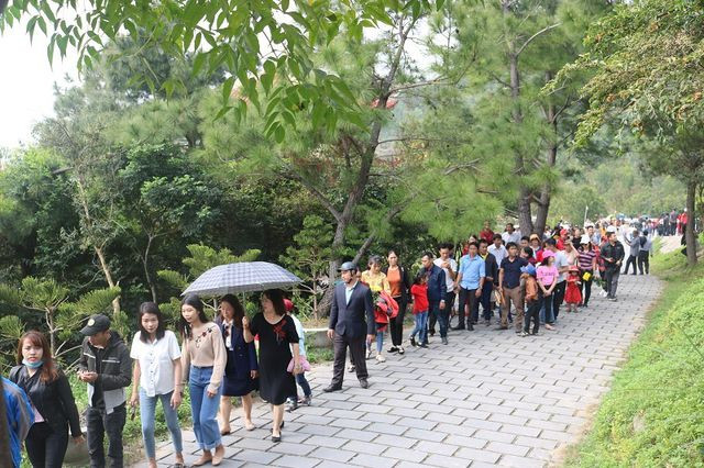 Dòng người đổ về Vũng Chùa - Đảo Yến viếng mộ Đại tướng Võ Nguyên Giáp.