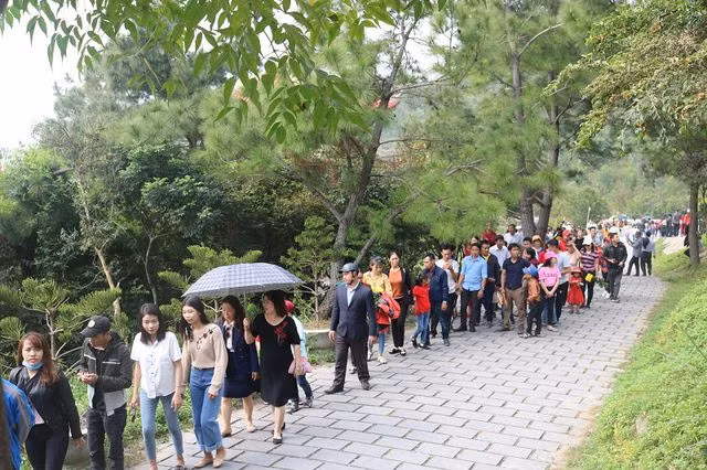 Dòng người đổ về Vũng Chùa - Đảo Yến viếng mộ Đại tướng Võ Nguyên Giáp.