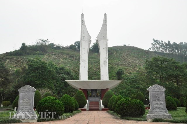  Đến nhà máy thủy điện Thác Bà, ai cũng kính cẩn cầu nguyện trước khu tượng đài khắc tên những người đã từng đóng góp công xây dựng, chiến đấu, hy sinh cho dòng điện Thác Bà.