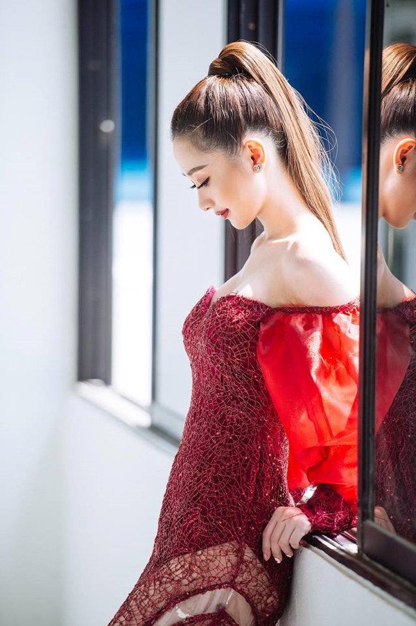 Sau khi 'tôn tạo' vòng 1, 'ngọc nữ mới' của làng điện ảnh Việt chuộng các kiểu váy khoe vai trần, khoét ngực sâu...