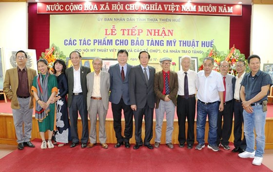 Lãnh đạo tỉnh Thừa Thiên - Huế chụp ảnh lưu niệm với các họa sĩ, nhà sưu tập trao tặng cho Bảo tàng Mỹ thuật Huế